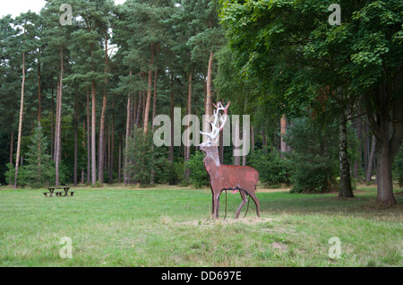 L'acier peint la figure d'un cerf par le pique-nique du Stag Lynford dans la forêt de Thetford Banque D'Images