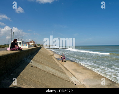 Walcott sea wall North Norfolk Coast Banque D'Images