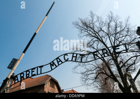 Panneau à l'entrée du camp de concentration Nazi à Auschwitz, en Pologne. Banque D'Images