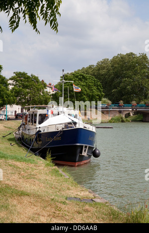 Un bateau amarré sur le Canal de Garonne à Agen, Lot et Garonne, France, Europe Banque D'Images