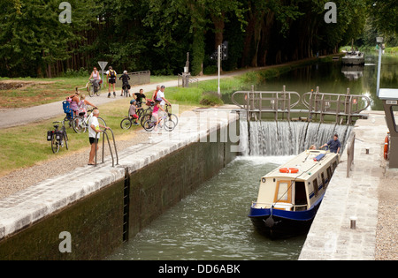 Les gens qui regardent les bateaux entrer une serrure sur le canal de Garonne, Lot et Garonne, France Europe Banque D'Images