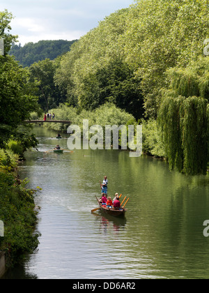 Navigation de plaisance à Tubingen, Allemagne sur le fleuve Neckar, au centre du Bade-Württemberg Banque D'Images