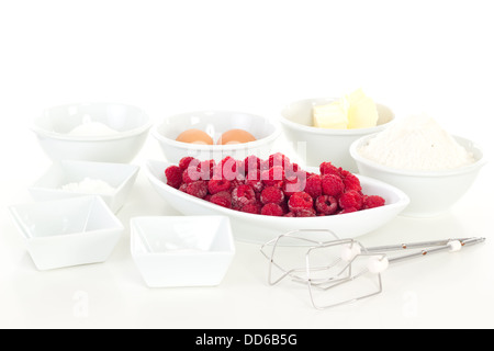 Framboises doux avec d'autres ingrédients pour cake Banque D'Images