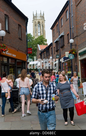 Les touristes et les acheteurs se promener à pied dans Coppergate centre ville de York North Yorkshire England UK Banque D'Images