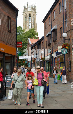 Les touristes et les acheteurs se promener à pied dans Coppergate centre ville de York North Yorkshire England UK Banque D'Images