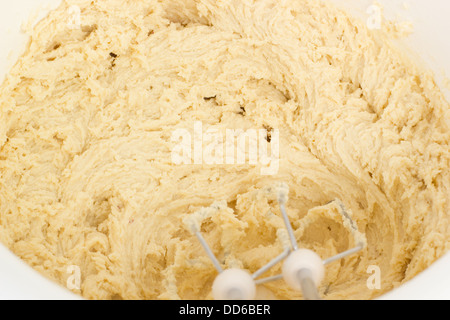 Bol de pâte à gâteau de finition Banque D'Images