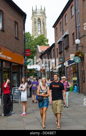 Les touristes et les acheteurs se promener à pied dans Coppergate centre ville de York North Yorkshire England UK Banque D'Images