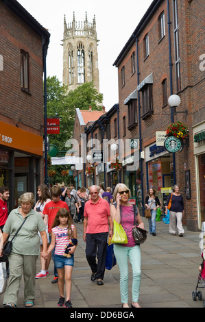 Les touristes et les acheteurs se promener à pied dans Coppergate centre ville de York North Yorkshire England UK Banque D'Images