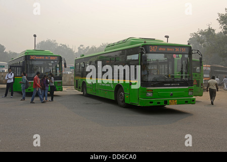 Une flotte de Ashok Leyland autobus modernes appartenant à la société de transport de Delhi à Delhi, Inde Banque D'Images