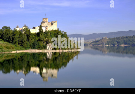 Château médiéval de Niedzica, Pologne, construit au 14e siècle, avec le lac artificiel de Czorsztyn rivière Dunajec Banque D'Images