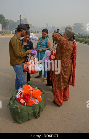 Les touristes indiens l'achat de souvenirs près de la porte de l'Inde à Coronation Memorial Park, New Delhi, Inde, Banque D'Images