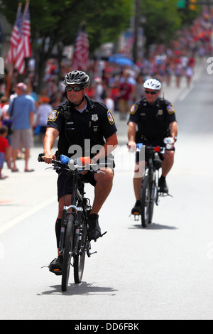 Policiers en patrouille à vélo pendant les défilés du jour de l'indépendance de juillet 4th, Catonsville, Maryland, États-Unis Banque D'Images