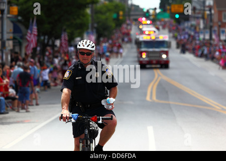 Policier en patrouille à vélo pendant les 4th parades du jour de l'indépendance de juillet, Catonsville, Maryland, États-Unis Banque D'Images