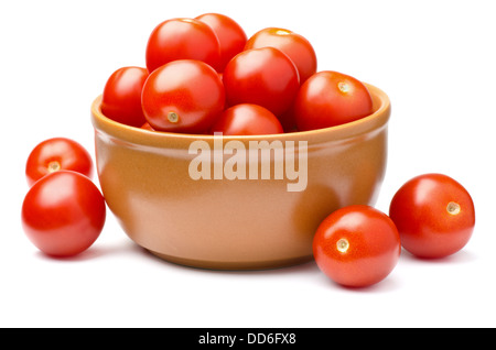 Tomates cerises en céramique bol isolated on white Banque D'Images