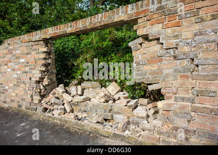 Trou dans mur de brique causés par accident de voiture, Landbeach, Cambridgeshire Banque D'Images