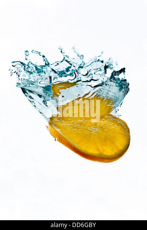 Fresh orange est tombé dans l'eau avec splash isolated on white Banque D'Images