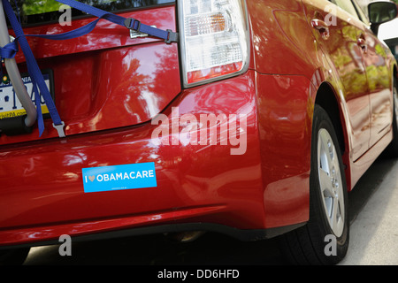 Un autocollant qui dit 'J'aime' Obamacare sur un véhicule hybride garé sur un campus de l'université publique, USA Banque D'Images