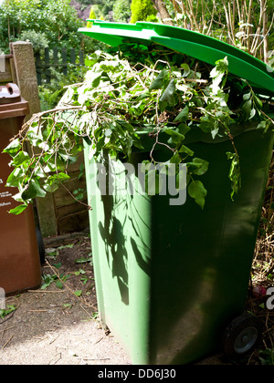 Un jardin pleine poubelle, UK. Banque D'Images