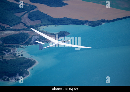 Avion planeur Duo Discus survolant le lac (Barrage de Yesa Yesa), Aragon, Espagne Banque D'Images