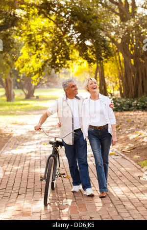 Belle mid age couple walking outdoors Banque D'Images