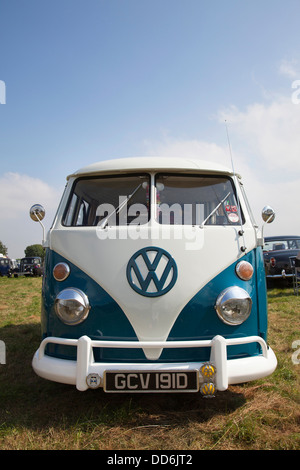 Un VW campervan à une voiture classique vehicle show au Royaume-Uni. Banque D'Images