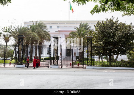 Dakar, Sénégal. Garde présidentielle devant le palais présidentiel. Relève de la garde. Banque D'Images