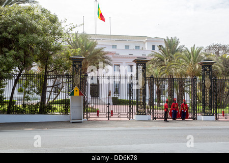 Dakar, Sénégal. Garde présidentielle devant le palais présidentiel. Relève de la garde. Banque D'Images