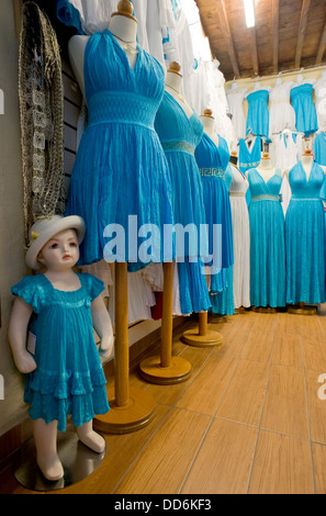 Peu mannekin dans mesdames dress shop, Lindos, Rhodes, Grèce. Banque D'Images