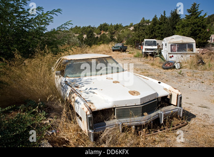 En bordure d'une vieille Cadillac Eldorado à Rhodes, en Grèce. Banque D'Images