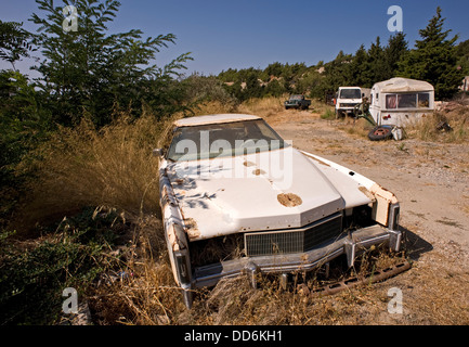 En bordure d'une vieille Cadillac Eldorado à Rhodes, en Grèce. Banque D'Images