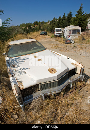 En bordure d'une vieille Cadillac Eldorado à Rhodes, en Grèce. Banque D'Images