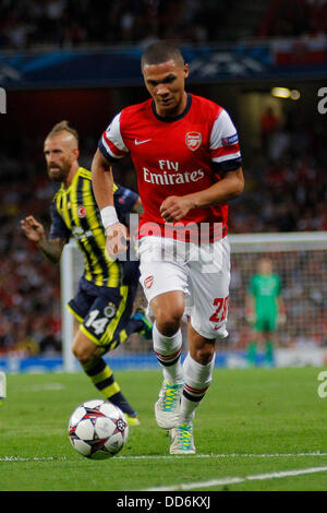 Londres, Royaume-Uni. 27 août, 2013. Kieran Gibbs d'arsenal s'exécute avec le ballon au cours de la ronde de qualification de la Ligue des Champions entre Arsenal à partir de l'Angleterre et la Turquie de Fenerbahce a joué à l'Emirates Stadium, le 27 août 2013 à Londres, en Angleterre. Credit : Mitchell Gunn/ESPA/Alamy Live News Banque D'Images