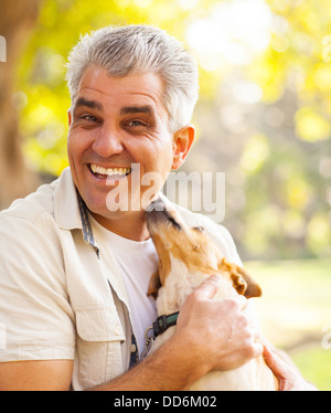 Heureux l'homme d'âge moyen et pet dog outdoors Banque D'Images