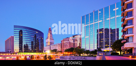 L'horizon du centre-ville de Hartford, dans le Connecticut au crépuscule de l'autre côté de la rivière Connecticut. Banque D'Images