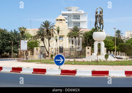 Dakar, Sénégal. (Place Soweto Soweto), Musée de Dakar et en arrière-plan. Banque D'Images