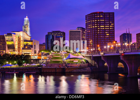 L'horizon du centre-ville de Hartford, dans le Connecticut au crépuscule de l'autre côté de la rivière Connecticut. Banque D'Images