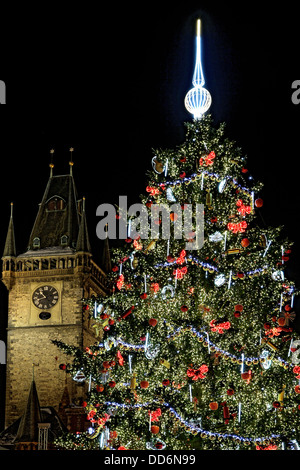 Arbre de Noël sur la place de la vieille ville à Prague Banque D'Images