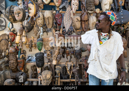 Dakar, Sénégal. Vendeur de masques africains, sculpté à vendre comme souvenirs. Banque D'Images