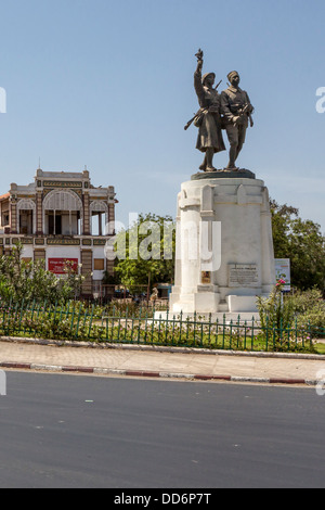 Dakar, Sénégal. Place du tirailleur, avec Statue de Demba et Dupont, héros de la Première Guerre mondiale, la gare de Dakar en arrière-plan. Banque D'Images