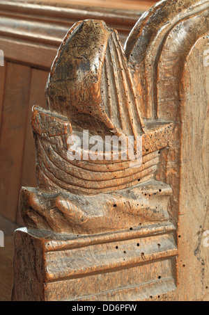 Banc de la fin du Moyen Âge, voile de bateau, Thornham, Norfolk, 15e siècle bois sculpté, England UK, benchends benchend sculpture sur bois fin Banque D'Images