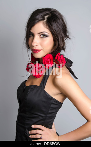 La beauté d'une photographie de jeune femme/modèle orné de roses rouges Banque D'Images