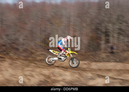 Les motards/moto course à travers la piste/la fosse à un événement de motocross dans le Vieux Pont, NJ Banque D'Images