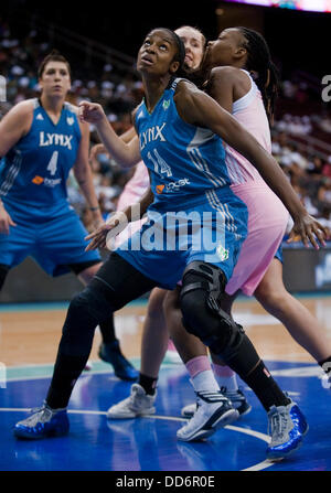 27 août 2013 - Newark, New Jersey, États-Unis - l'avant du Lynx Devereaux Peters (14) tente d'obtenir la position de rebond au premier semestre au cours de l'action à la WNBA Prudential Center de Newark, New Jersey entre la liberté de New York et les Minnesota Lynx. Banque D'Images