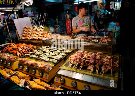 L'un des nombreux marchés de nuit à Kaohsuing, Taiwan. La vente de toutes sortes de collations et boissons pour les habitants et les touristes Banque D'Images