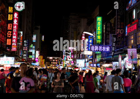 L'un des nombreux marchés de nuit à Kaohsuing, Taiwan. La vente de toutes sortes de collations et boissons pour les habitants et les touristes Banque D'Images