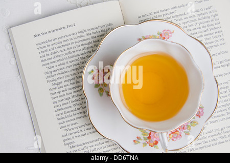 Une tasse de thé situé au-dessus d'un livre/roman romantique Banque D'Images