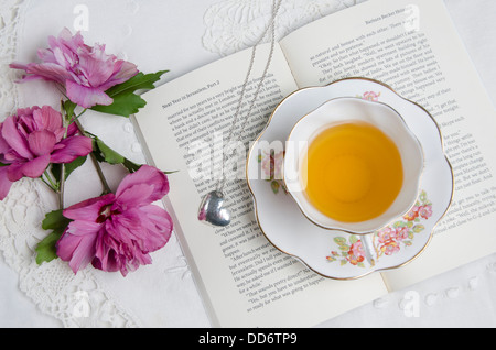 Une tasse de thé situé au-dessus d'un livre/roman romantique Banque D'Images