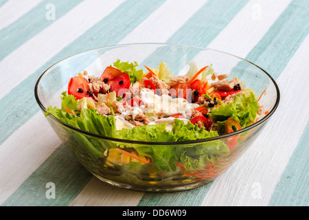 Salade de thon dans un grand bol en verre Banque D'Images