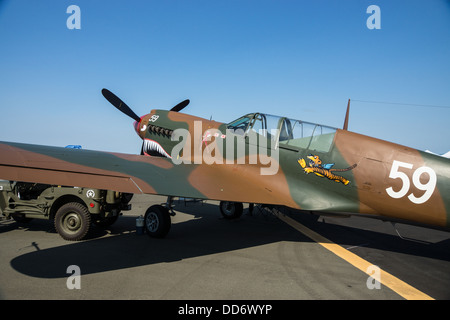 Un Curtis P-40N-5 Kittyhawk sur avion de guerre affichage à Pacific Coast Air Museum de l'aéronautique. 8/18/2013, Santa Rosa, Californie. Banque D'Images