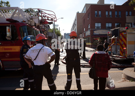 Toronto EMS en attente sur les lieux d'un incendie à Kensington Market, Toronto, Ontario, Canada. Banque D'Images